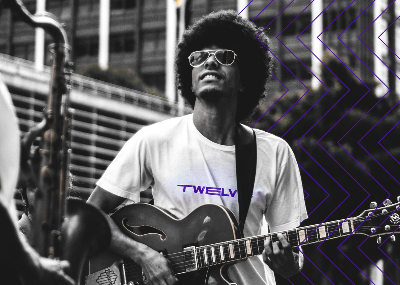 Jovem tocando guitarra na rua usando camisa da Twelve Streetwear